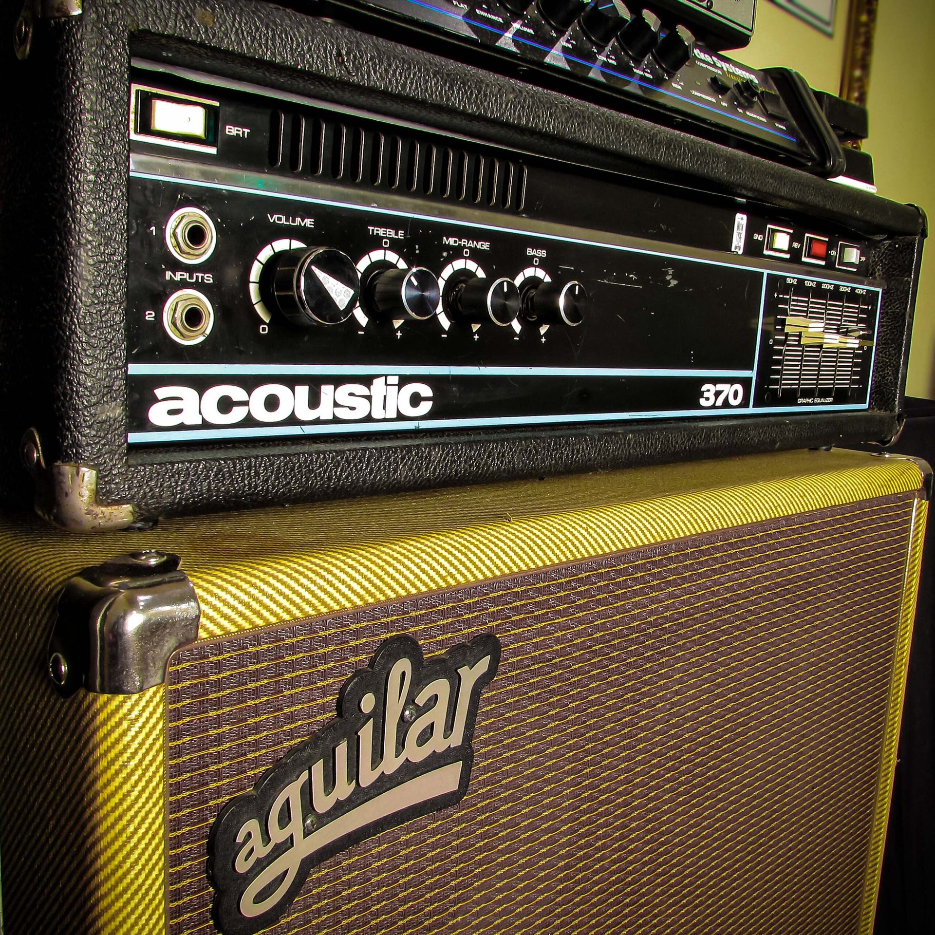Amplificador Acoustic 370 sobre pantalla Aguilar