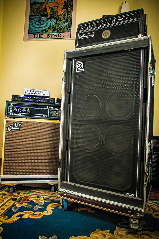 Ampeg SVT junto a otras pantallas de amplificación