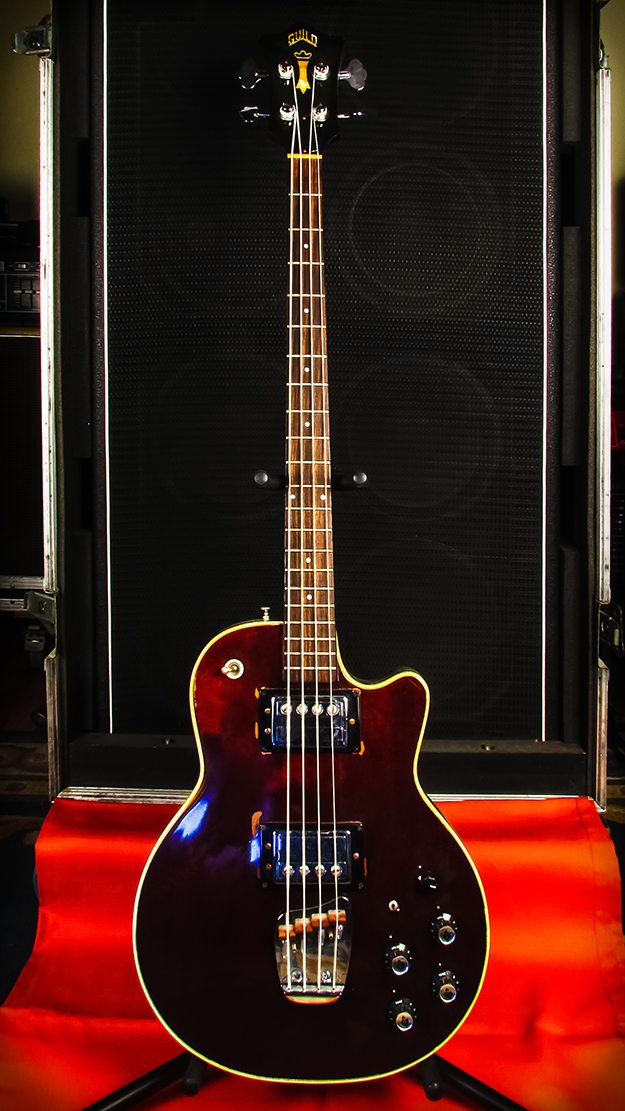 Bajo eléctrico Guild de color oscuro