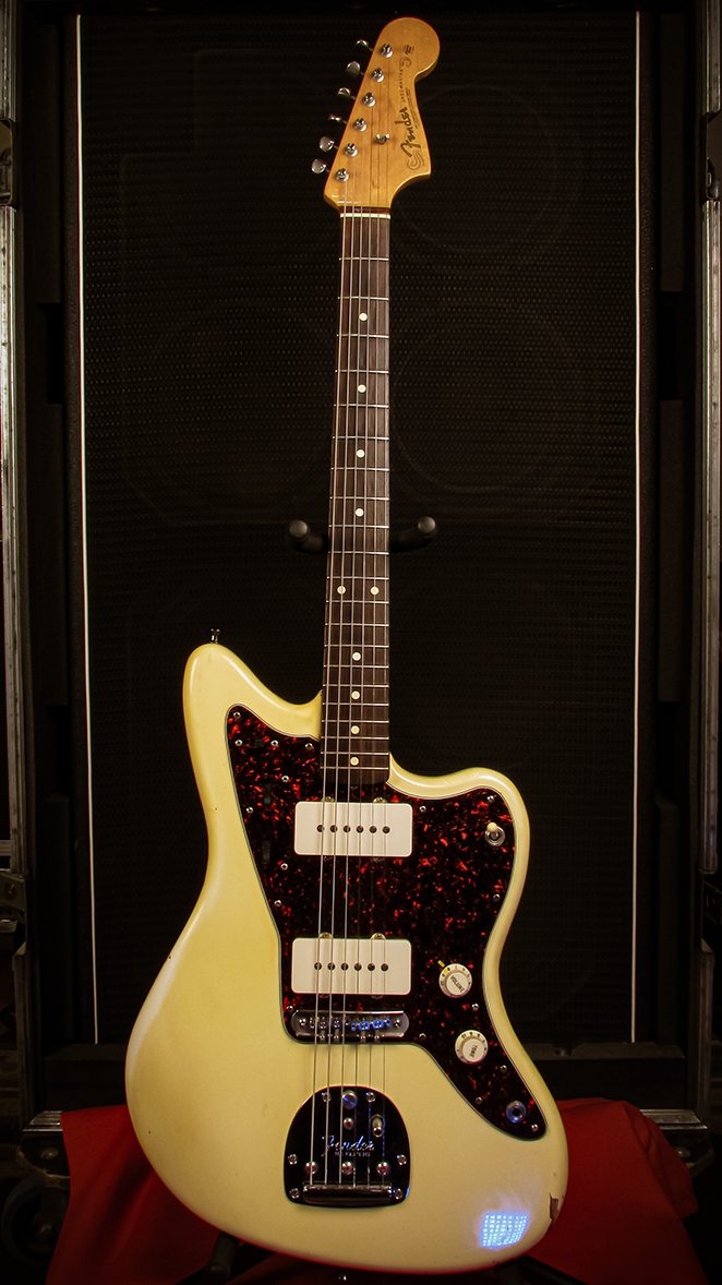 Fender Jazzmaster blanca con golpeador oscuro