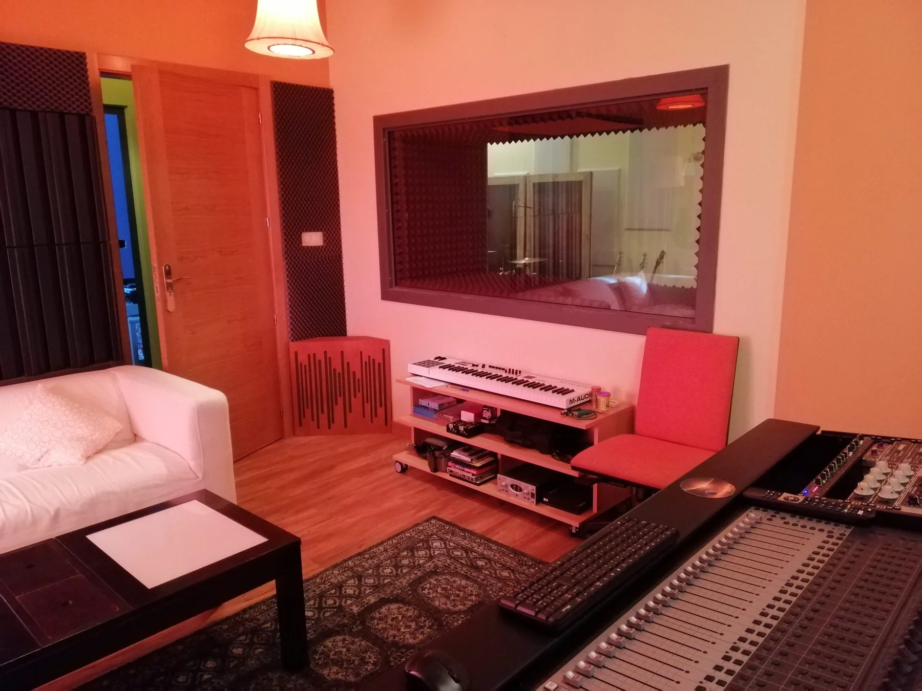 Sala de control de Estudio McIntyre con equipamiento de audio